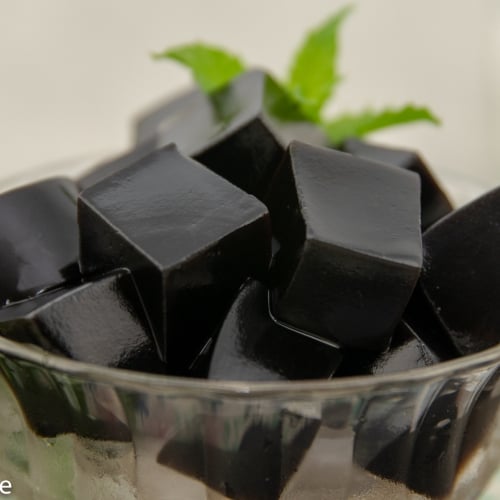 Grass Jelly (Suong Sao) - Delicious and Refreshing Jelly Dessert | recipe from runawayrice.com