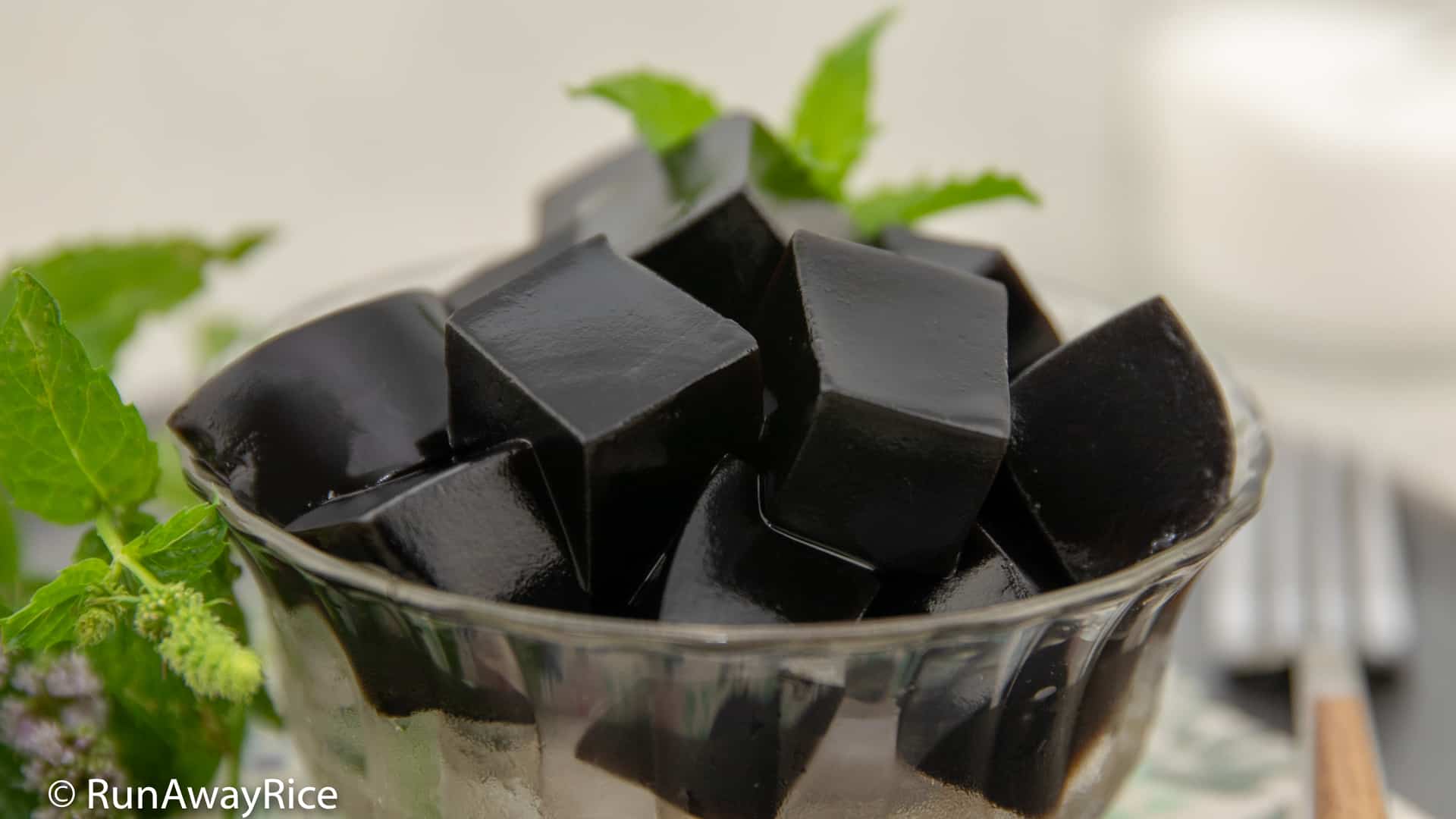 Grass Jelly (Suong Sao) - Delicious and Refreshing Jelly Dessert | recipe from runawayrice.com