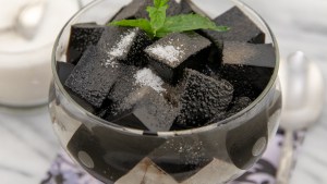 Grass Jelly (Suong Sao) - How to Make Perfect Grass Jelly | recipe from runawayrice.com
