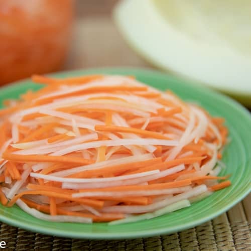 Carrot and Papaya Pickles (Do Chua Ca Rot Du Du) - Learn the EASY Recipe | recipe from runawayrice.com