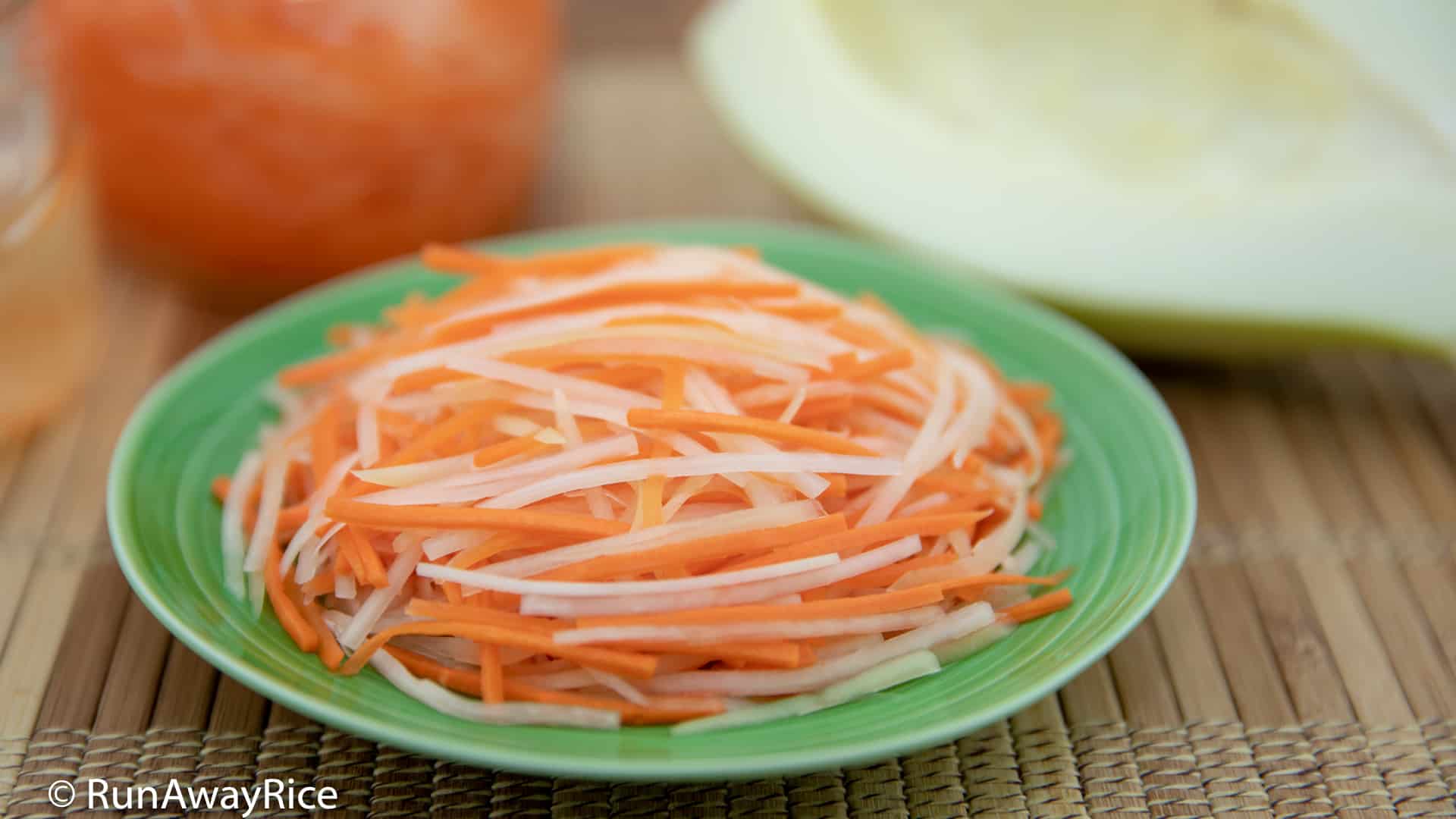 Carrot and Papaya Pickles (Do Chua Ca Rot Du Du) - Learn the EASY Recipe | recipe from runawayrice.com