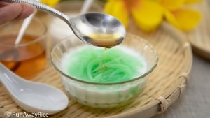 Pandan Jelly Dessert (Che Banh Lot) - Beat the Heat with this Cold Dessert! | recipe from runawayrice.com