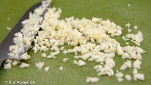 Fried Garlic (Toi Phi) - Easy 2-Ingredient Recipe | recipe from runwayrice.com