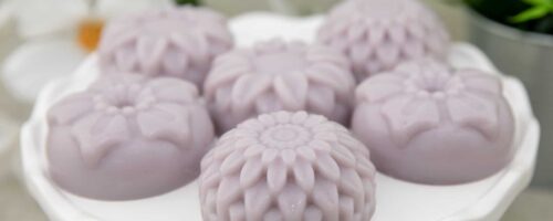 Taro and Coconut Agar Mooncakes (Banh Trung Thu Thach Khoai Mon Nhan Dua) - No-Bake Mooncakes, Easy Recipe! | recipe from runawayrice.com