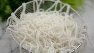 Fresh Rice Noodle / Rice Vermicelli (Bun Tuoi) - No Fancy Pasta Machine Needed! | recipe from runawayrice.com