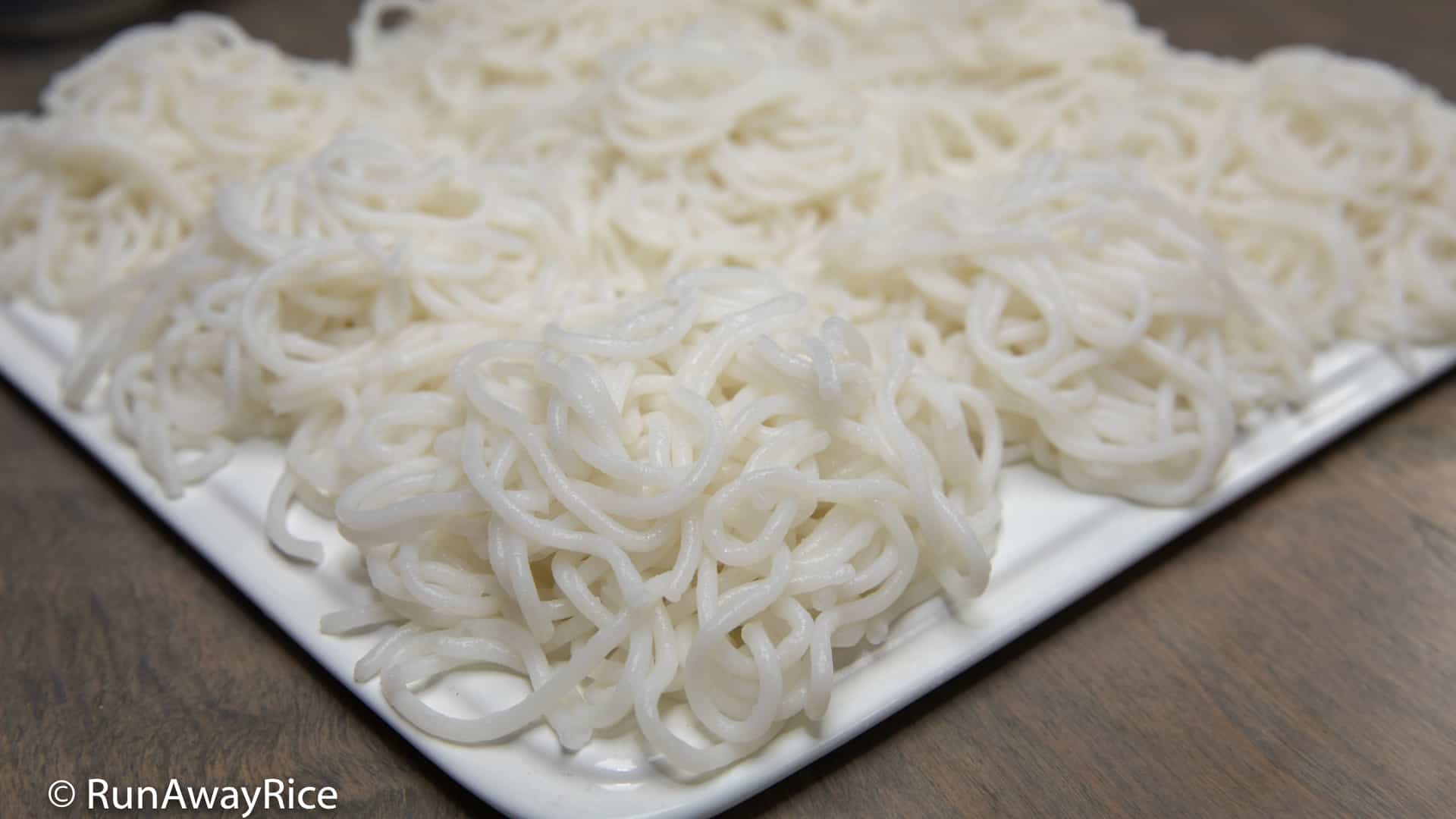 Rice Noodle / Rice Vermicelli (Bun Tuoi) - RunAwayRice