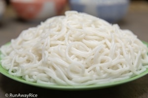Fresh Rice Noodle / Rice Vermicelli (Bun Tuoi) - Gluten-free and So Easy | recipe from runawayrice.com
