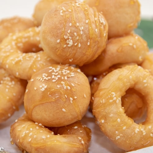 Vietnamese Donuts (Banh Cam Banh Vong) - Crispy Gluten-Free Donuts | recipe from runawayrice.com
