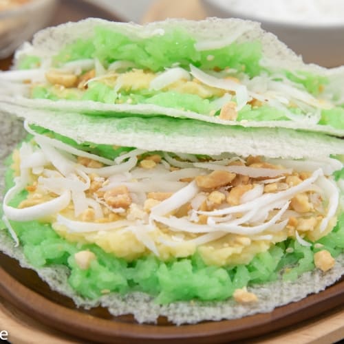 Pandan Sticky Rice with Tapioca Paper (Xoi Boc Banh Trang) - Breakfast or Snack Food! | recipe from runawayrice.com