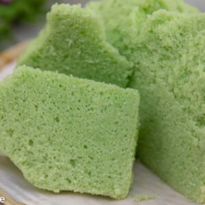 Steamed Pandan Cake (Banh La Dua Hap) - Easy Instant Pot Recipe, Super Fluffy and Moist Cake! | recipe from runawayrice.com