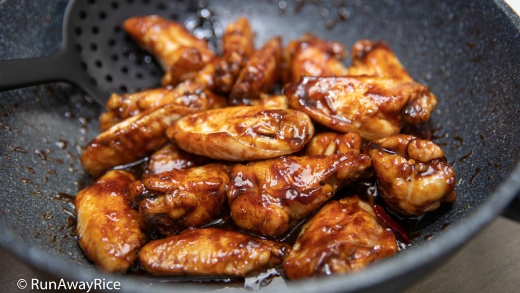 Sweet and Sticky Chicken Wings (Canh Ga Sot Ngot) | recipe from runawayrice.com