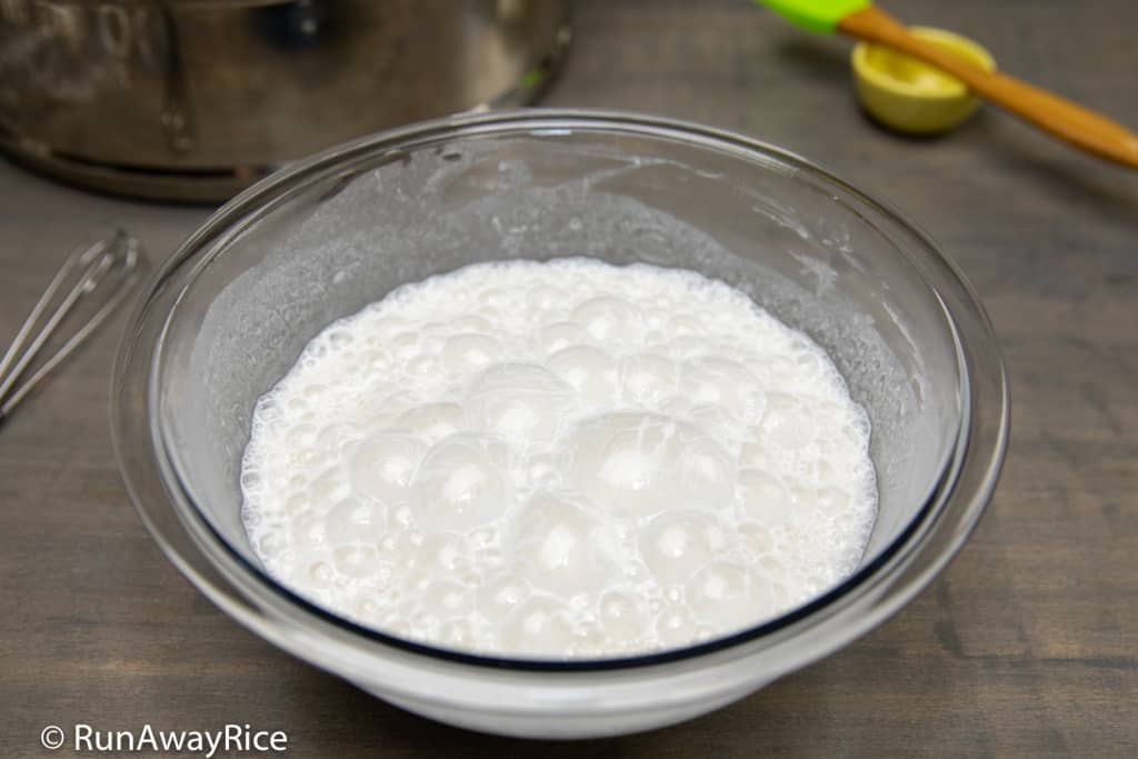 White Sugar Sponge Cake / Chinese Honeycomb Cake (Banh Bo Nguoi Hoa) - Easy, Bakery-Style Recipe! | recipe from runawayrice.com